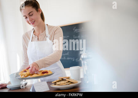 Native American Woman working in cafe Banque D'Images
