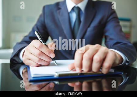 Close-up of male part la signature d'un document Banque D'Images