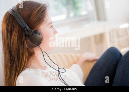 Native American Woman listening to headphones Banque D'Images