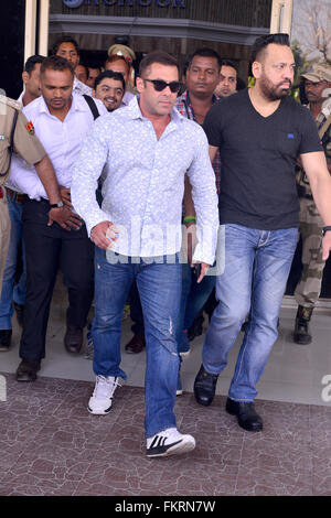 Jodhpur, Inde. 10 Mar, 2016. La star de cinéma de Bollywood Salman Khan arrive à Jodhpur cour dans la Loi sur les armes contre lui connecté à du braconnage des ours blackbuck à Jodhpur (Inde). L'acteur est accusé de chasser et tuer le cerf en danger pendant le tournage de son film ''SHum Saath Hain aath'' au Rajasthan. © Mohammed Sharif/Pacific Press/Alamy Live News Banque D'Images