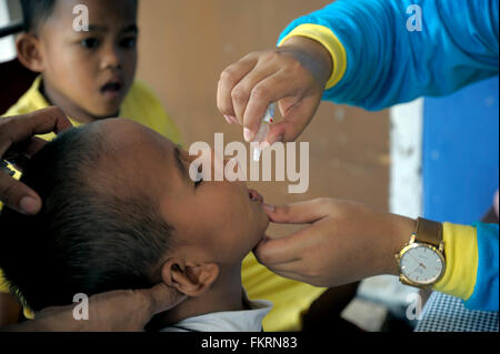 Un enfant recevant la polio oral drops. Après avoir été déclaré exempt de poliomyélite par les fonctionnaires de l'Organisation mondiale de la Santé en 2014, l'Indonésie est l'observation de la Semaine nationale de vaccination contre la poliomyélite par le vœu d'inoculer des millions d'enfants. L'élargissement de l'entraînement de vaccination de masse contre la poliomyélite et la rougeole a commencé en même temps. La vaccination contre la poliomyélite est ciblant les enfants de 9 à 59 mois, et que pour la rougeole nourrissons neuf mois à 59 mois. (Photo de Agung / Samosir Pacific Press) Banque D'Images