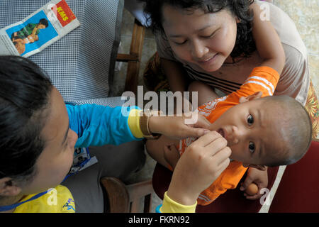 Un enfant qui reçoit des gouttes de vaccin antipoliomyélitique oral. Après avoir été déclaré exempt de poliomyélite par les fonctionnaires de l'Organisation mondiale de la Santé en 2014, l'Indonésie est l'observation de la Semaine nationale de vaccination contre la poliomyélite par le vœu d'inoculer des millions d'enfants. L'élargissement de l'entraînement de vaccination de masse contre la poliomyélite et la rougeole a commencé en même temps. La vaccination contre la poliomyélite est ciblant les enfants de 9 à 59 mois, et que pour la rougeole nourrissons neuf mois à 59 mois. (Photo de Agung / Samosir Pacific Press) Banque D'Images