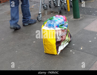 Londres, Royaume-Uni. 10 mars 2016. Sac chariot supermarché Morrisons. Supermarché Morrisons chute des bénéfices annuels pour la quatrième année consécutive. Le Bradford-signale une sous-tendant les profits avant impôt de $242m dans l'année au 31 janvier, par rapport à €345m. Credit : Dinendra Haria/Alamy Live News Banque D'Images