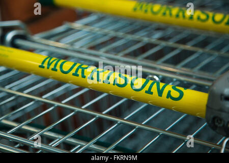 Londres, Royaume-Uni. 10 mars 2016. Chariots de supermarché Morrisons' à l'extérieur vert Bois Store. Supermarché Morrisons chute des bénéfices annuels pour la quatrième année consécutive. Le Bradford-signale une sous-tendant les profits avant impôt de $242m dans l'année au 31 janvier, par rapport à €345m. Credit : Dinendra Haria/Alamy Live News Banque D'Images