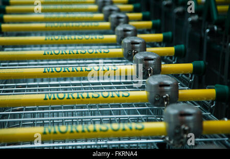 Londres, Royaume-Uni. 10 mars 2016. Chariots de supermarché Morrisons' à l'extérieur vert Bois Store. Supermarché Morrisons chute des bénéfices annuels pour la quatrième année consécutive. Le Bradford-signale une sous-tendant les profits avant impôt de $242m dans l'année au 31 janvier, par rapport à €345m. Credit : Dinendra Haria/Alamy Live News Banque D'Images