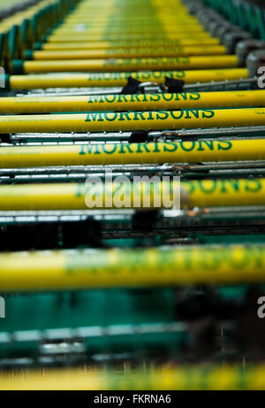 Londres, Royaume-Uni. 10 mars 2016. Chariots de supermarché Morrisons' à l'extérieur vert Bois Store. Supermarché Morrisons chute des bénéfices annuels pour la quatrième année consécutive. Le Bradford-signale une sous-tendant les profits avant impôt de $242m dans l'année au 31 janvier, par rapport à €345m. Credit : Dinendra Haria/Alamy Live News Banque D'Images