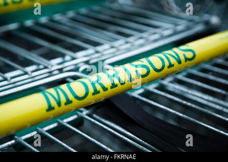 Londres, Royaume-Uni. 10 mars 2016. Chariots de supermarché Morrisons' à l'extérieur vert Bois Store. Supermarché Morrisons chute des bénéfices annuels pour la quatrième année consécutive. Le Bradford-signale une sous-tendant les profits avant impôt de $242m dans l'année au 31 janvier, par rapport à €345m. Credit : Dinendra Haria/Alamy Live News Banque D'Images