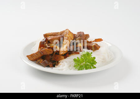 Assiette de viande rôtie, de l'oreille les champignons et les nouilles de riz sur fond blanc Banque D'Images