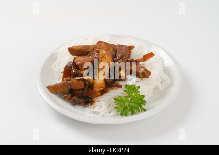 Assiette de viande rôtie, de l'oreille les champignons et les nouilles de riz sur fond blanc Banque D'Images