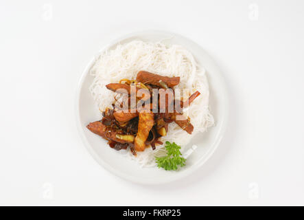 Assiette de viande rôtie, de l'oreille les champignons et les nouilles de riz sur fond blanc Banque D'Images