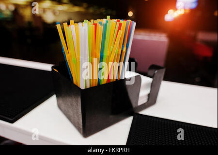 Des pailles de couleur au bar Banque D'Images