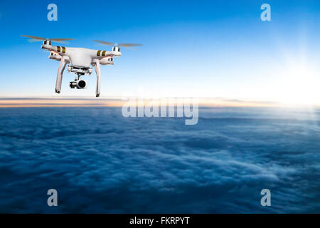 Travaux industriels pour Drone volant au-dessus des nuages Banque D'Images