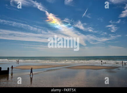 Les Nuages irisés, East Wittering Beach, côte sud de l'Angleterre, Royaume-Uni Banque D'Images