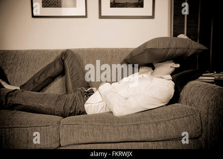 Woman laying on sofa Banque D'Images