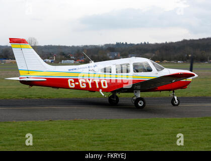 Piper PA28 Cherokee Warrior III à Wellesbourne Airfield, Warwickshire, UK Banque D'Images