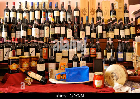 Piémont Turin store de produits typiques ' La Lumaca dans Via Cavour 8 bouteilles de vin Banque D'Images