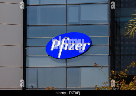 Pfizer logo sur un bâtiment. Pfizer développe et produit des médicaments et vaccins pour un large éventail de disciplines médicales Banque D'Images