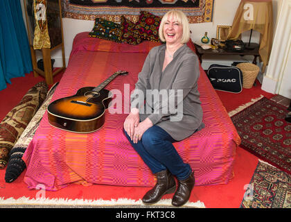 Kathy Etchingham, petite amie de Jimi Hendrix qui a vécu à la télévision avec lui en 1968-1969, posant sur le lit à la Chambre recréé exposition présentant : Kathy Etchingham Où : London, Royaume-Uni Quand : 08 Oct 2016 Banque D'Images