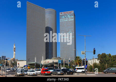 Tel Aviv Hashalom de jonction centrale avec le trafic et l'Azrieli 3 bâtiments, un point de repère dans le centre de Tel Aviv Banque D'Images