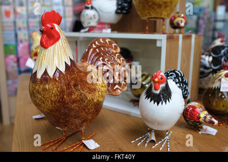 Poulets en céramique sur l'affichage dans la boutique Banque D'Images