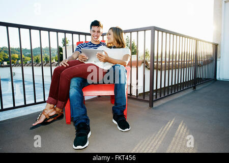 Couple on patio Banque D'Images