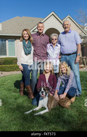 Caucasian multi-generation family smiling in yard Banque D'Images