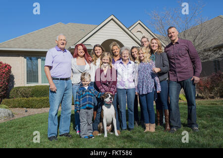 Caucasian multi-generation family smiling in yard Banque D'Images