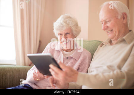 Older Caucasian woman using digital tablet Banque D'Images