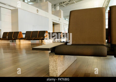 Chaises vides en zone d'attente de l'aéroport Banque D'Images