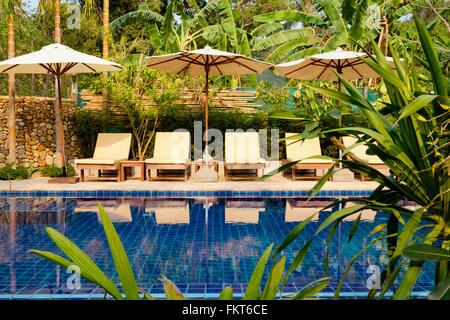 Chaises vides par piscine Banque D'Images