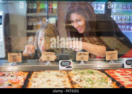 Mère et fille le choix de pizza cafe Banque D'Images