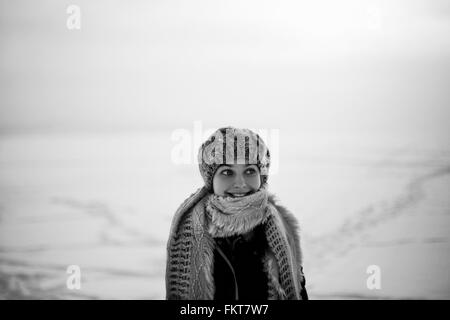 Caucasian woman wearing scarf in snow Banque D'Images