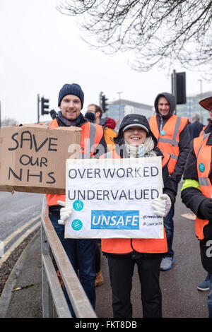 Mansfield, Nottinghamshire, Angleterre. 10 mars, 2016. Jour 2 de la grève des médecins en formation à l'extérieur de l'hôpital King's Mill en Amérique du Lancashire,une partie de la forêt de Sherwood foundation. Crédit : Ian Francis/Alamy Live News Banque D'Images