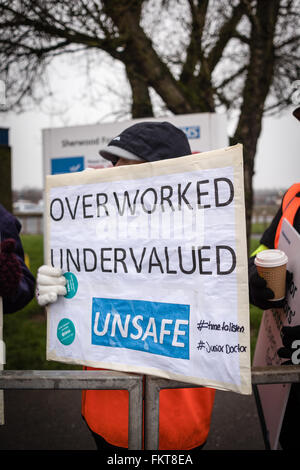 Mansfield, Nottinghamshire, Angleterre. 10 mars, 2016. Jour 2 de la grève des médecins en formation à l'extérieur de l'hôpital King's Mill en Amérique du Lancashire,une partie de la forêt de Sherwood foundation. Crédit : Ian Francis/Alamy Live News Banque D'Images