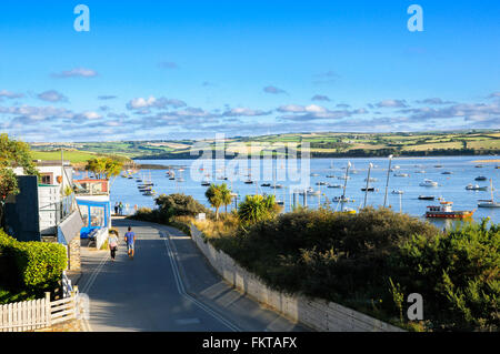 Vue depuis le village côtier de rock de l'autre côté de la rivière Camel estuary, Cornwall, UK Banque D'Images