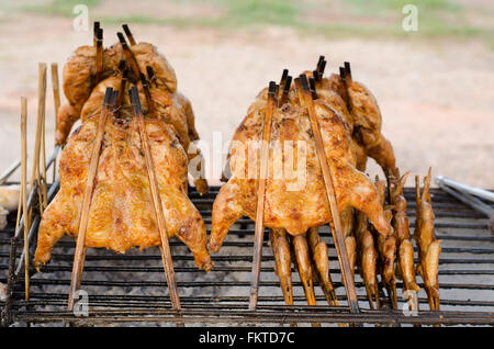 De style thaïlandais, le poulet grillé sur charbon de bois Banque D'Images