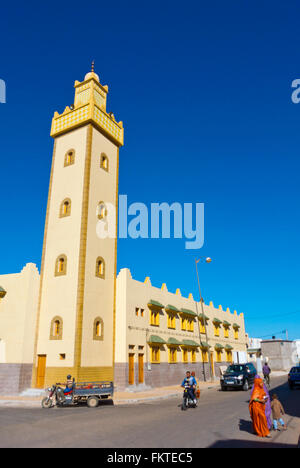 Le trafic passé nouvelle mosquée, Boulevard Mohammed V, Tan Tan, le sud du Maroc, l'Afrique du Nord Banque D'Images