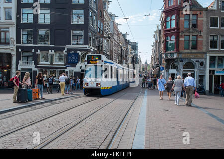 Le Tram à Amsterdam. Banque D'Images