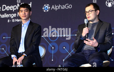 (160310) -- Séoul, 10 mars 2016 (Xinhua) -- joueur de go professionnel sud-coréen Lee Sedol (L) et demis Hassabis, le PDG de Google à Londres société IA DeepMind, assister à la conférence de presse après la deuxième tour de la Google DeepMind défi entre Lee Sedol et Google's intelligence artificielle, programme AlphaGo, à Séoul, Corée du Sud, le 10 mars 2016. Lee Sedol a perdu le deuxième tour jeudi. (Xinhua/Qilin Yao) Banque D'Images