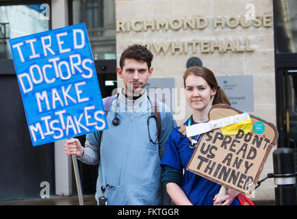 Les médecins de protestation devant le ministère de la Santé à Whitehall Banque D'Images