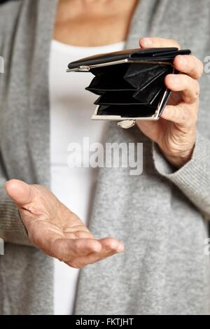 Femme à la petite monnaie dans coin purse Banque D'Images