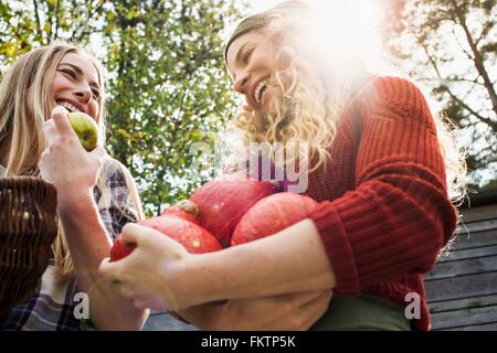 Deux femmes occupent des produits cultivés, low angle Banque D'Images