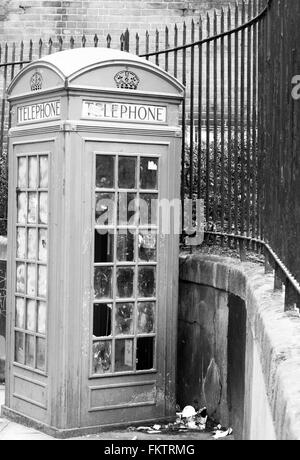 Téléphone vandalisé, centre de Londres, Royaume-Uni noir et blanc Banque D'Images