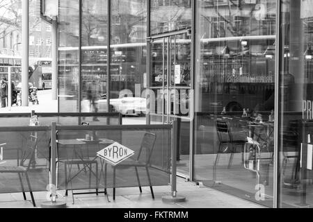 Restaurant et cafés Byron burger, St Giles, Holborn, Londres, Royaume-Uni. ( Noir et blanc) Banque D'Images