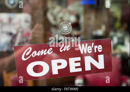 Voir à travers la vitre d'open sign in shop Banque D'Images