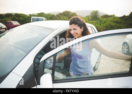 Happy woman getting en voiture à l'autre Banque D'Images