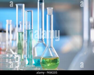 Verrerie de laboratoire sur table de laboratoire au cours de l'expérience Banque D'Images