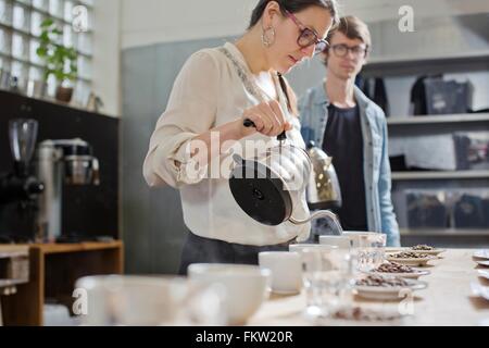 C taster frais d'eau chaude en versant des frais cup c Banque D'Images