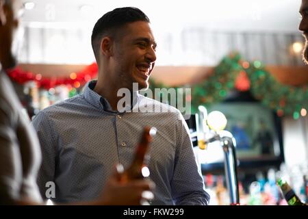 Homme à la maison à l'écart smiling Banque D'Images