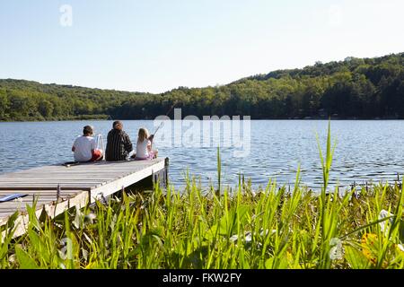 Les enfants de la pêche sur le lac par pier, New Milford, New Jersey, États-Unis Banque D'Images